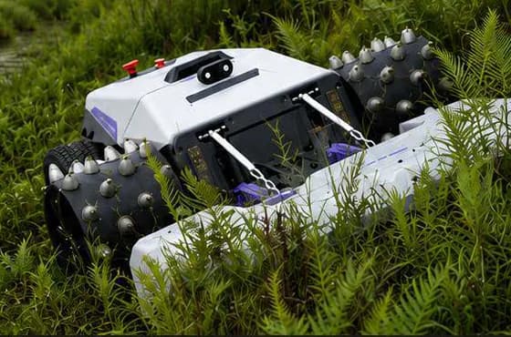 Pandag G1 PRO M3000 operating in tall, rough vegetation